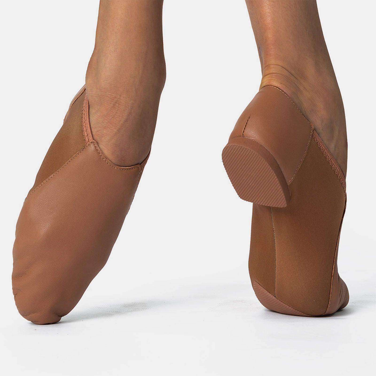 The JZ43, Jazz Leather Shoes with Rubber Soles is part of the Só Dança range of Shoes. See more details and sizing information here.