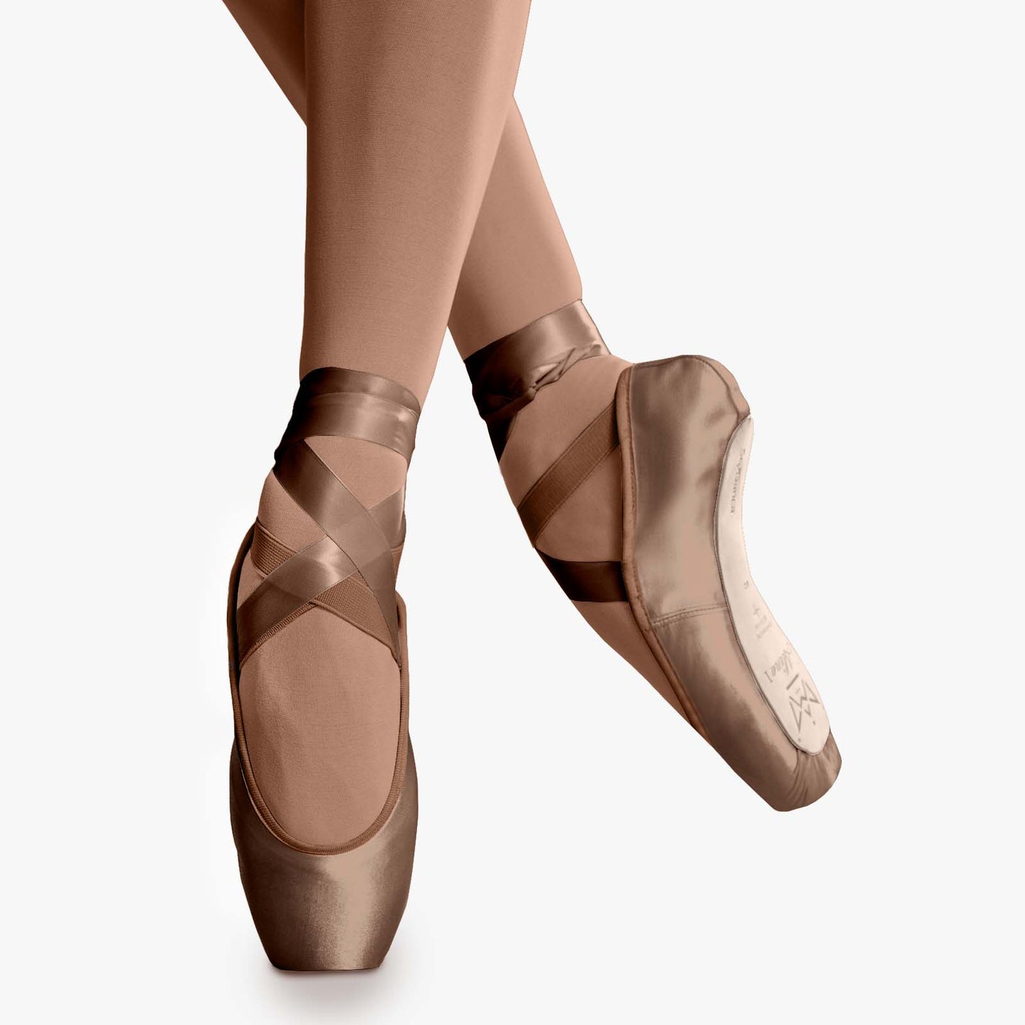 The Alina II Pointe Shoe - P90, is part of the Só Dança range of Shoes. See more details and sizing information here.