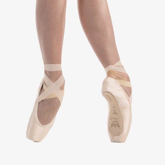 The Alina III Pointe Shoe - P93 is part of the Só Dança range of Shoes. See more details and sizing information here.