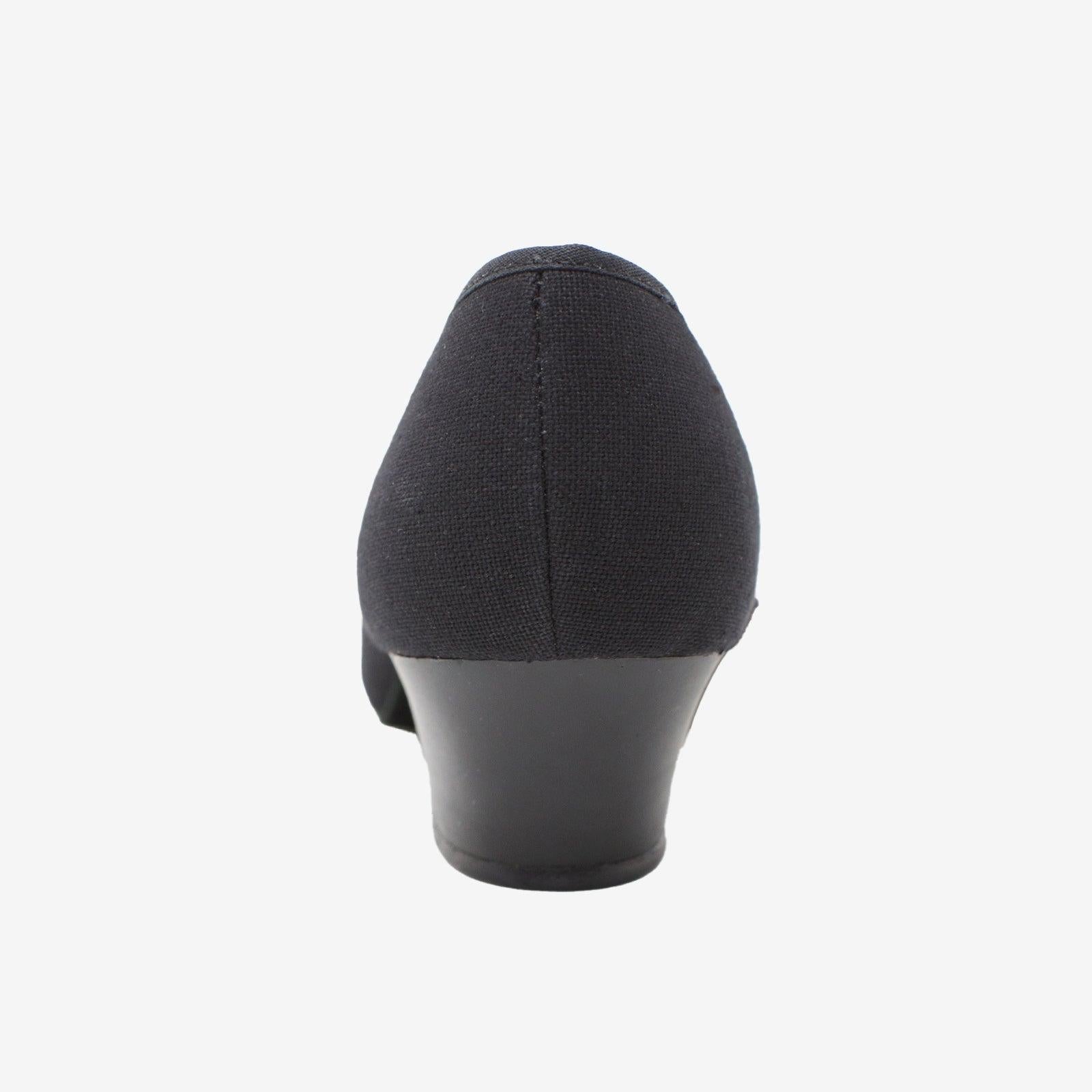 The Muriel - RO14, 1.5" Heel Royal / Character Shoe with Suede Sole is part of the Só Dança range of Shoes. See more details and sizing information here.